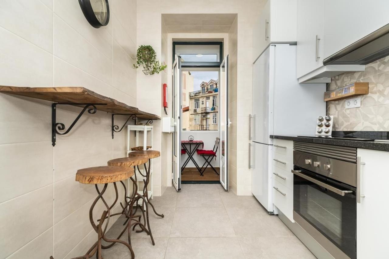 Retro M2 R4 - Lovely Double Room With Shared Bathroom Лиссабон Экстерьер фото